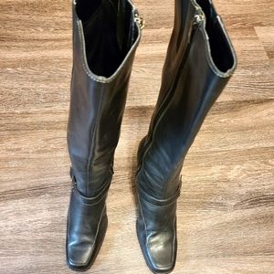 Black patent leather wide opening boots,side zipper. US 8 5